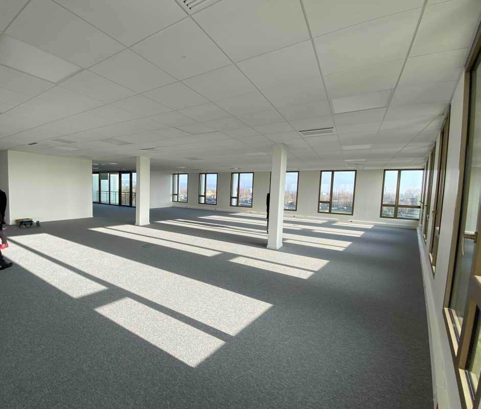 Retail in Villeurbanne to rent Interior Photo- Image 1 of 11