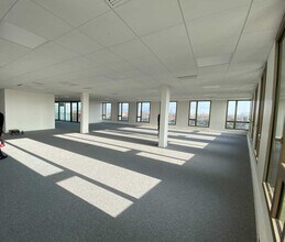 Retail in Villeurbanne to rent Interior Photo- Image 1 of 11