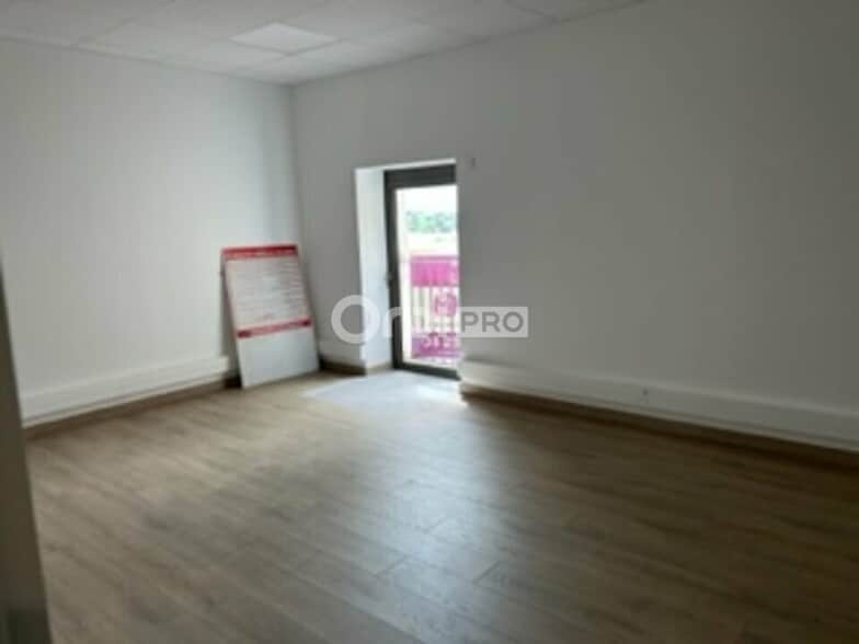Office in Civrieux to rent - Interior Photo - Image 2 of 4