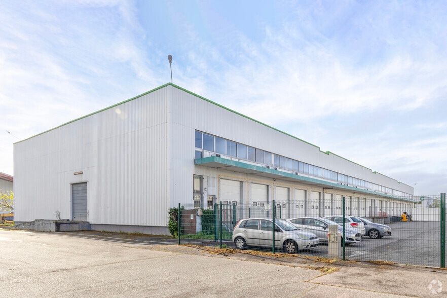 Industrial in Toulouse to rent - Building Photo - Image 2 of 2