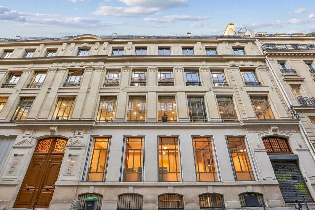 Location Bureaux 588 m² - Photo 1