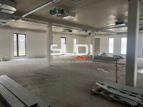Retail in Genas to rent Building Photo- Image 1 of 3