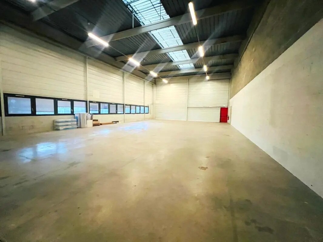 Light Industrial in Trappes to rent Building Photo- Image 1 of 7