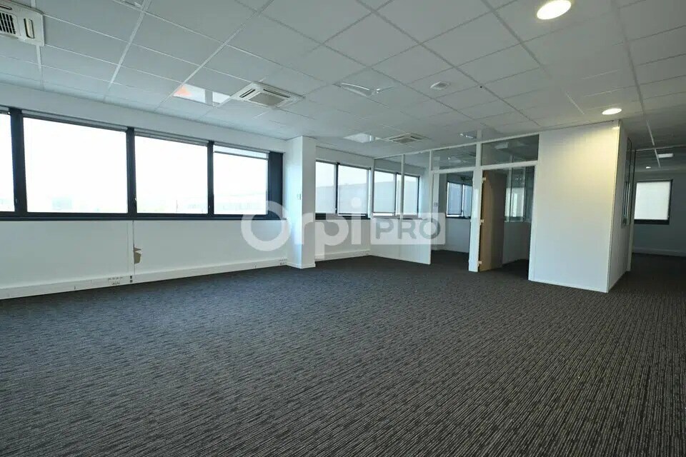 Office in Meyzieu to rent Interior Photo- Image 1 of 20