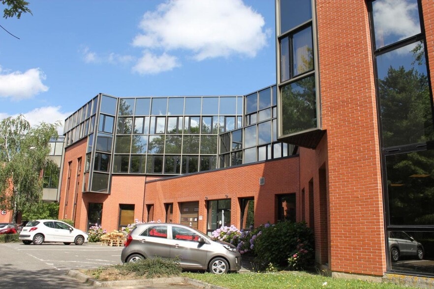 Office in Montigny-le-Bretonneux to rent - Building Photo - Image 1 of 6
