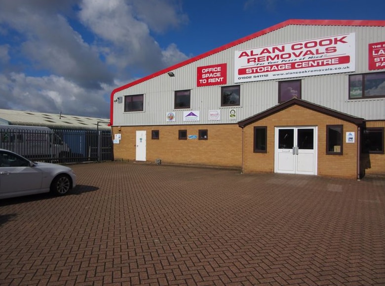 46 Pinbush Rd, Lowestoft for sale - Primary Photo - Image 1 of 1