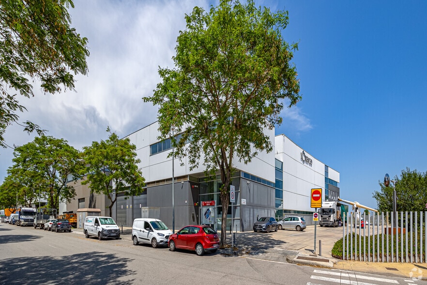 Industrial in Gavà, Barcelona to rent - Building Photo - Image 2 of 3