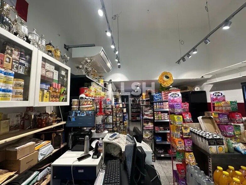 Retail in Lyon to rent - Interior Photo - Image 3 of 3