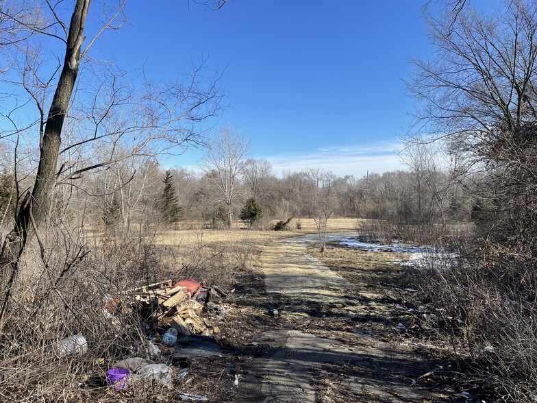 100 E Indian Rd, Aurora, IL for sale - Primary Photo - Image 1 of 1