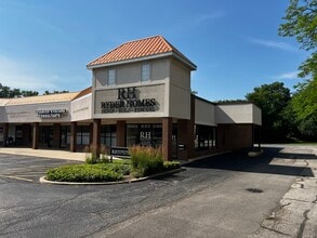 312-326 Peterson Rd, Libertyville, IL to rent Building Photo- Image 1 of 9