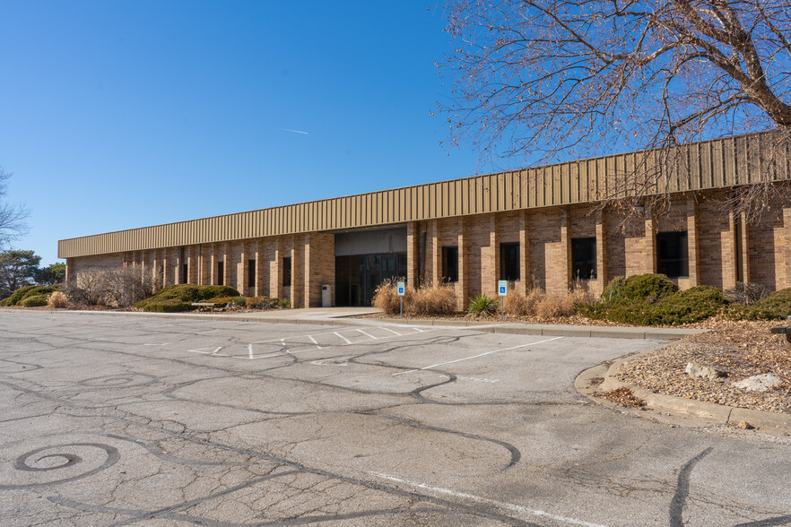 11200 Outlook St, Overland Park, KS for rent - Building Photo - Image 1 of 18