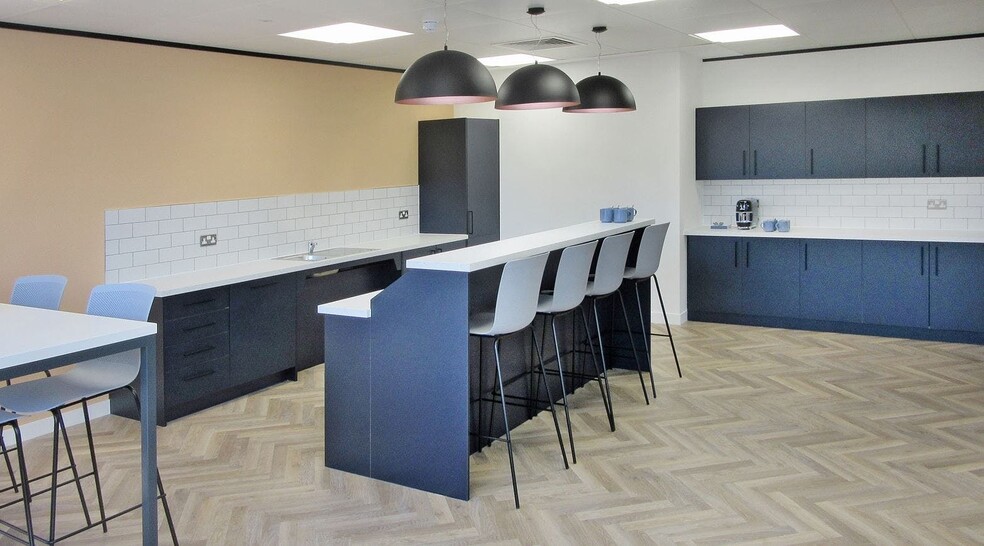 Waltham Rd, Maidenhead to rent - Building Photo - Image 2 of 24