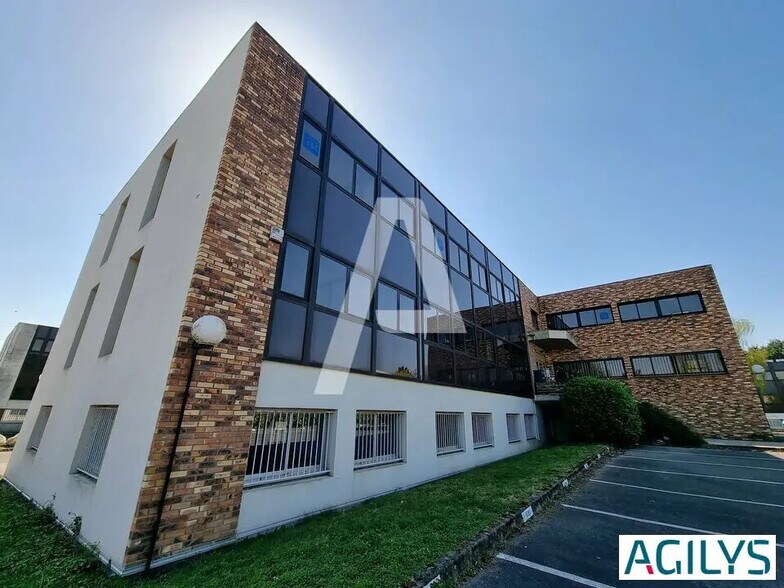 Office in Les Ulis to rent - Building Photo - Image 3 of 7