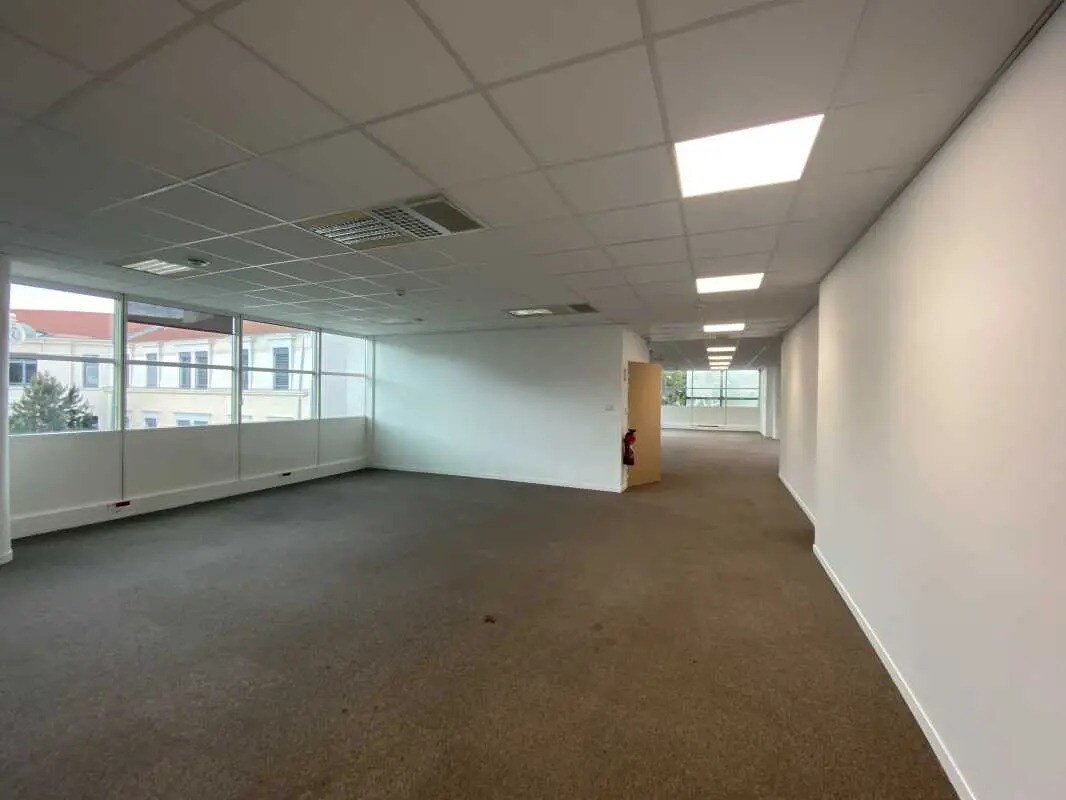 Office in Lyon to rent Building Photo- Image 1 of 1