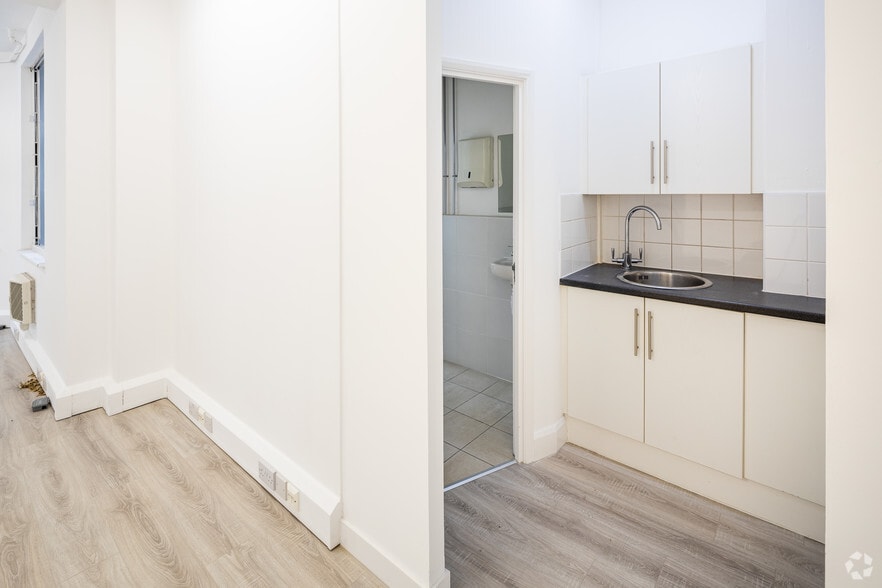 19 Margaret St, London to rent - Interior Photo - Image 2 of 9