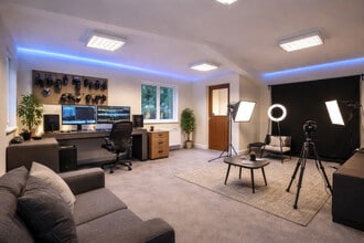 Pebble Close, Tadworth to rent Interior Photo- Image 1 of 7