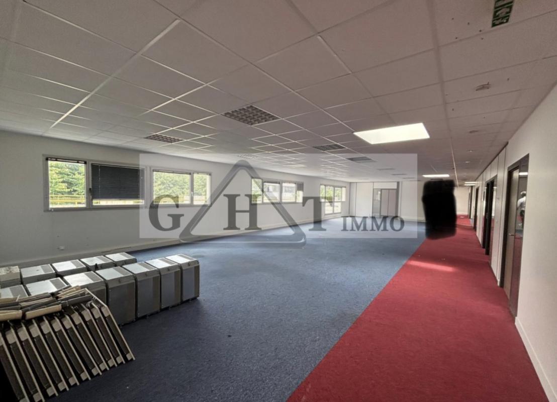 Retail in Buc to rent Building Photo- Image 1 of 4
