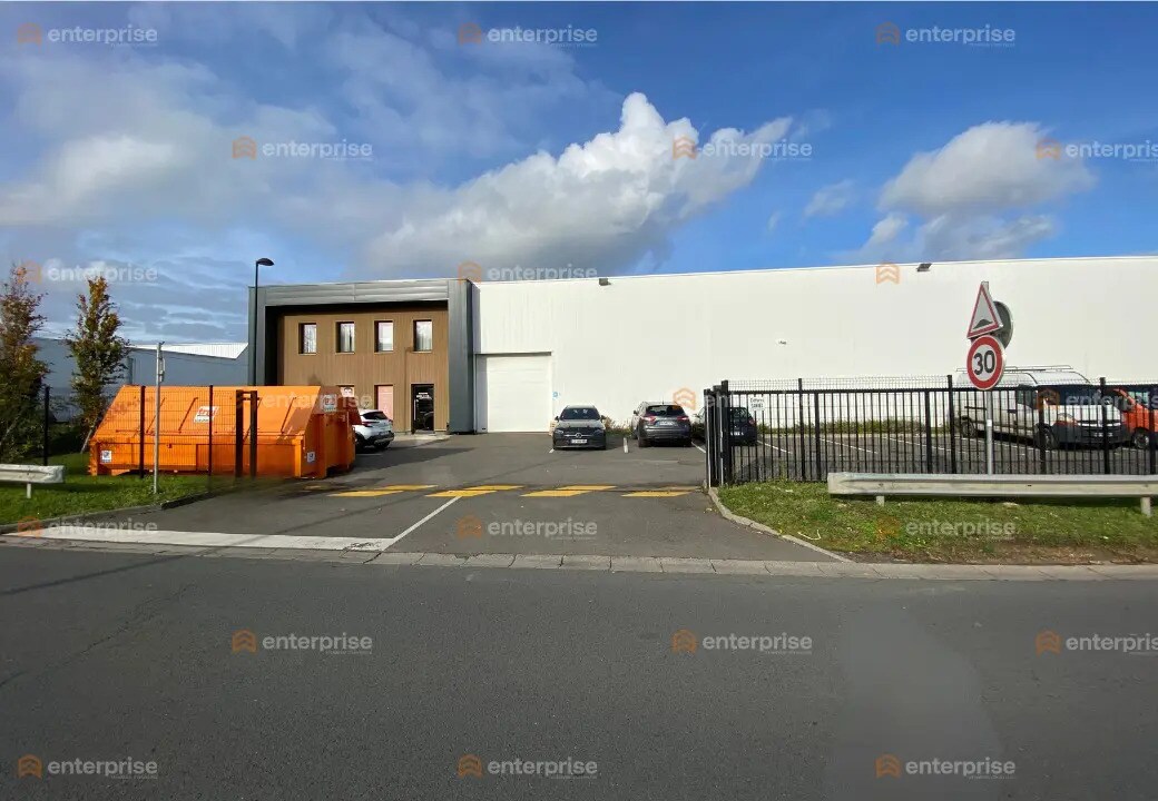 Light Industrial in Lesquin to rent Building Photo- Image 1 of 5
