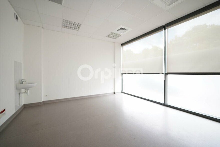 15 Rue Jules Romains, Vaulx-en-Velin to rent - Interior Photo - Image 2 of 12