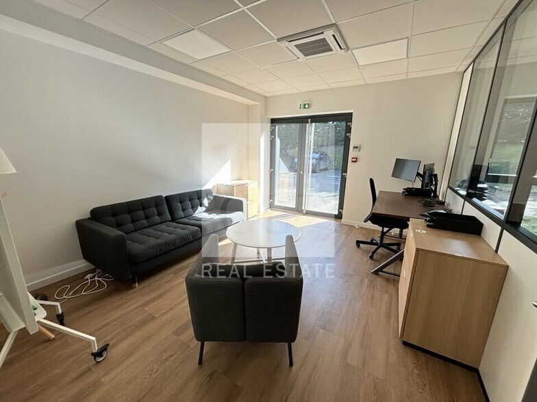 Office in Rillieux-la-Pape to rent - Interior Photo - Image 2 of 11