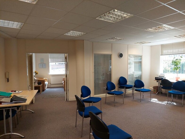 St Philips Courtyard, Birmingham to rent - Building Photo - Image 3 of 28