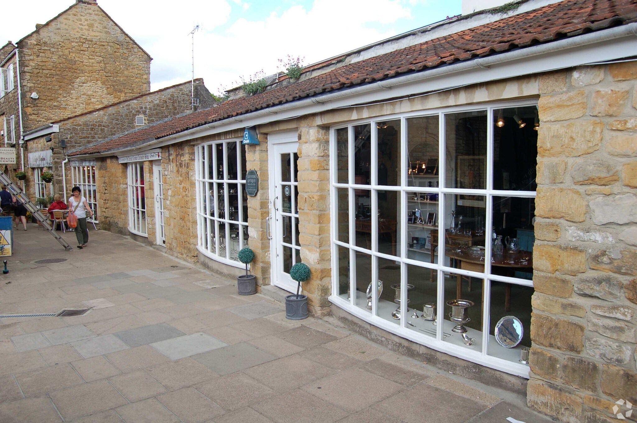 1-8 Swan Yard, Sherborne for sale Primary Photo- Image 1 of 1