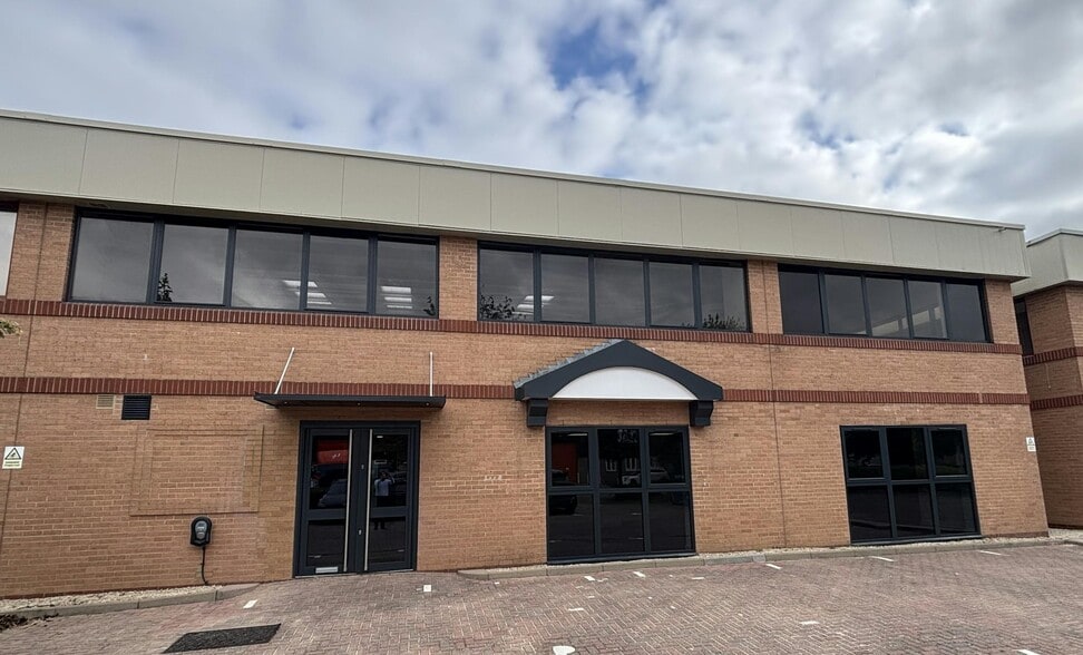 Avenue Two, Witney to rent - Building Photo - Image 1 of 2