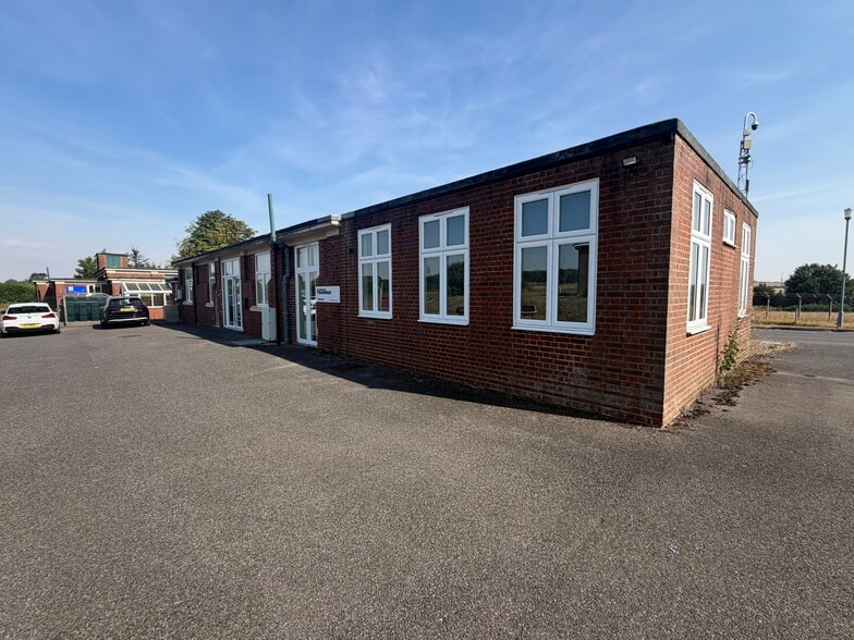 Dean Hill Park, Salisbury to rent - Primary Photo - Image 1 of 1