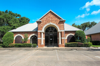 4501 Sweetwater Blvd, Sugar Land, TX for rent Building Photo- Image 2 of 6