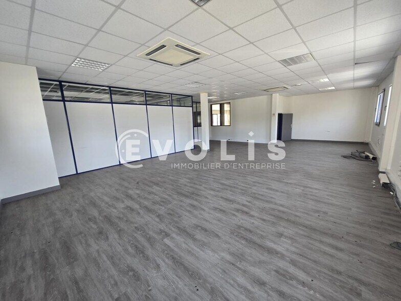 Light Industrial in Morangis to rent - Interior Photo - Image 3 of 9