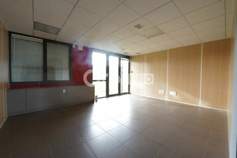 355 Rue Des Mercières, Rillieux-la-Pape to rent - Interior Photo - Image 3 of 6