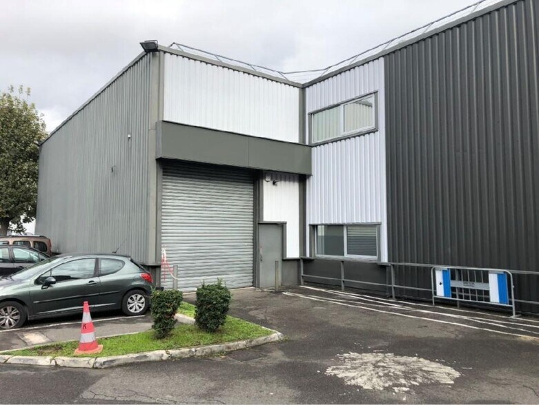 Light Industrial in Aubervilliers to rent - Building Photo - Image 3 of 4