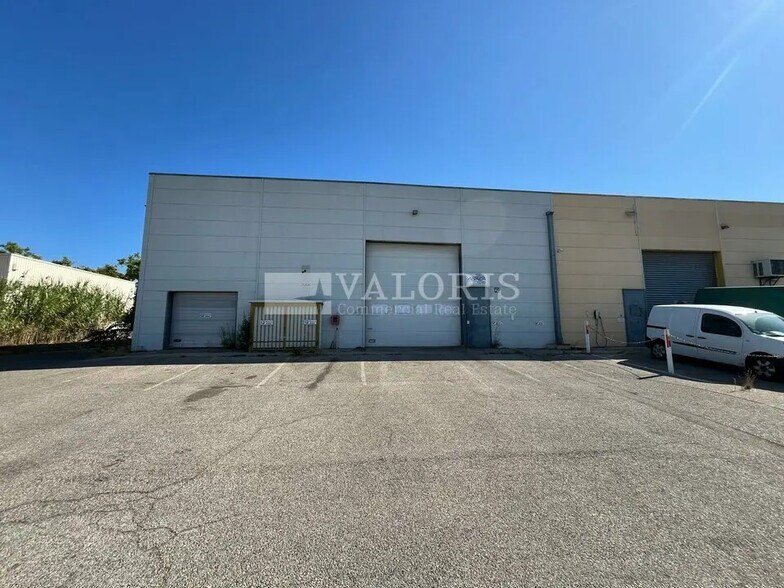 Light Industrial in Vitrolles to rent - Primary Photo - Image 2 of 6