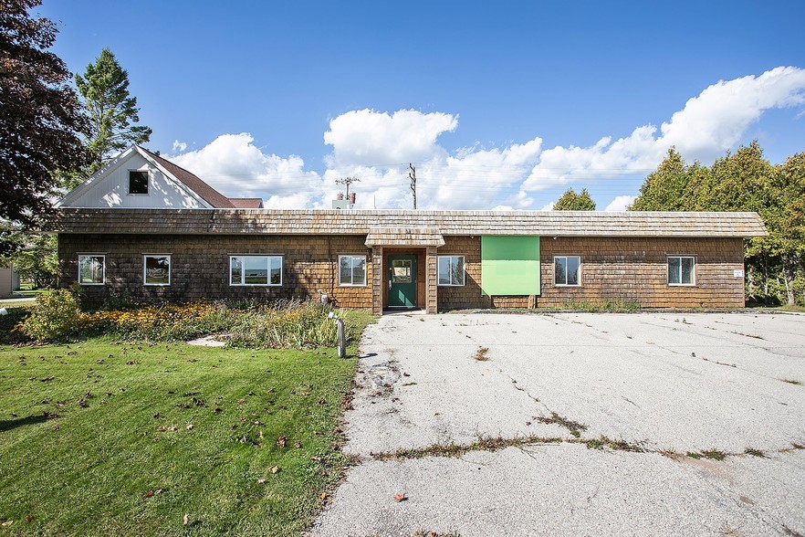 2716 Memorial Dr, Two Rivers, WI for sale - Building Photo - Image 1 of 1