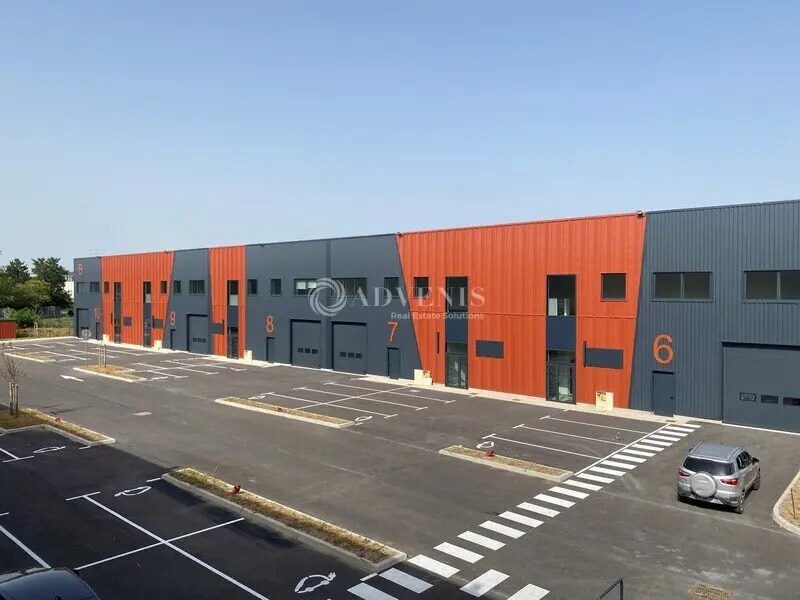 Light Industrial in SAINT-OUEN-L'AUMONE to rent Building Photo- Image 1 of 11