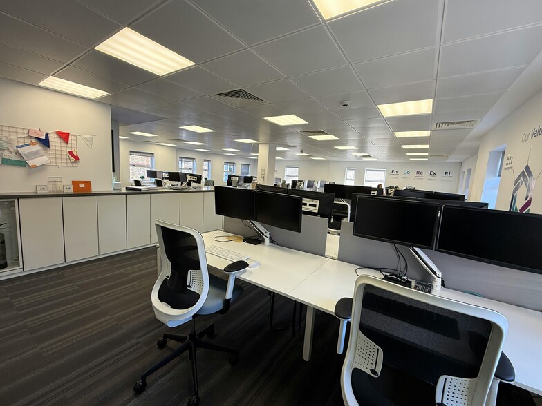 Claremont Ln, Esher to rent - Building Photo - Image 3 of 8