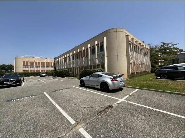 Office in Vitrolles to rent - Building Photo - Image 1 of 13