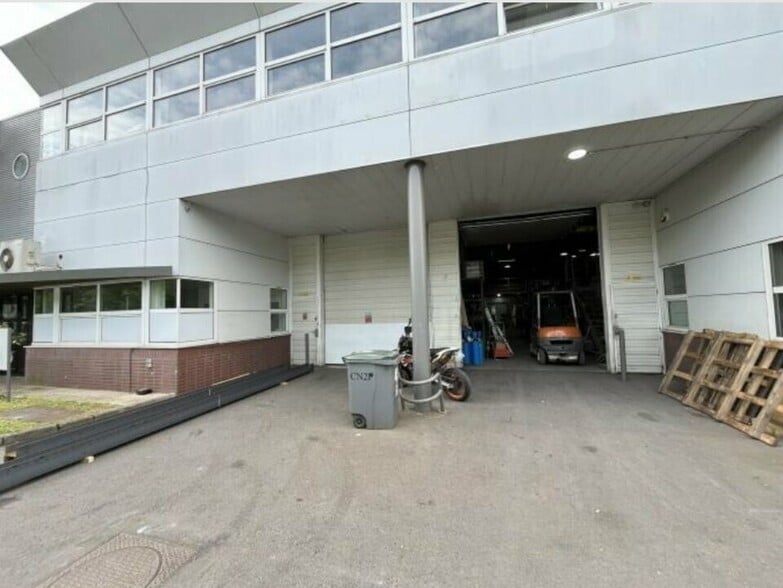 Light Industrial in Bondy to rent - Building Photo - Image 3 of 6