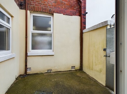 17A Newton Dr, Blackpool for rent - Building Photo - Image 2 of 2