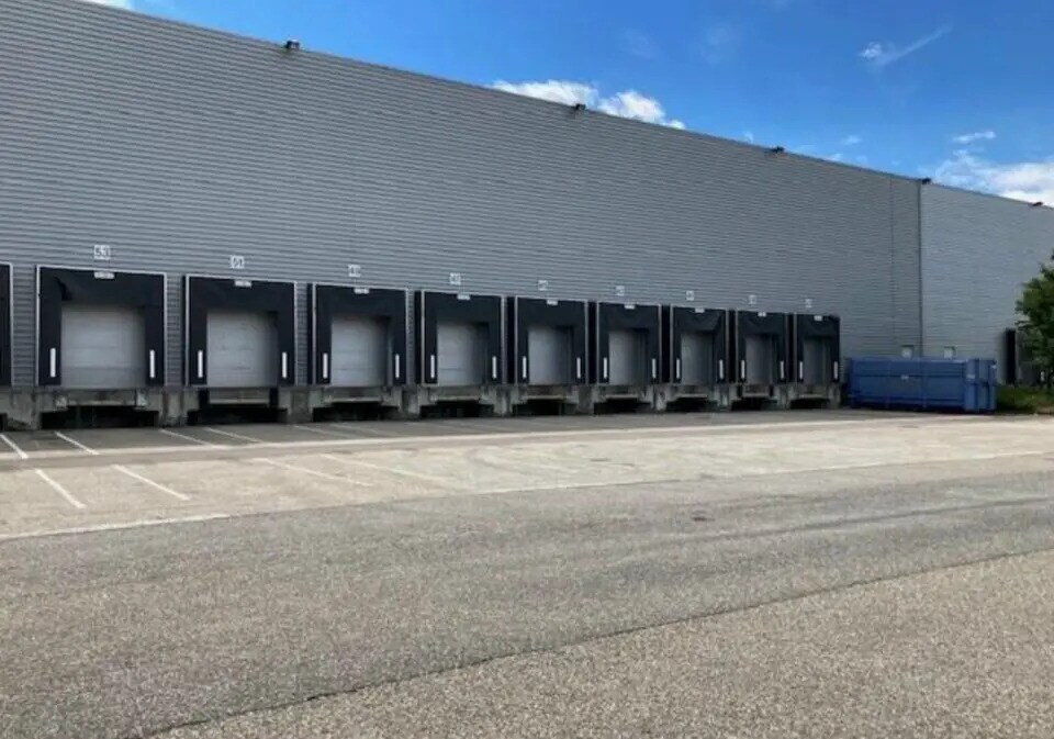 Industrial in Mions to rent Building Photo- Image 1 of 3