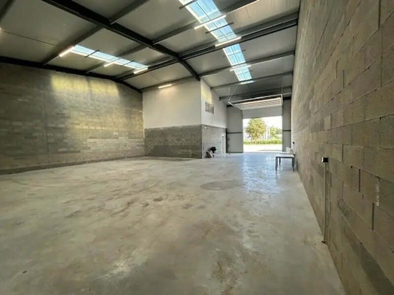 Location Local d'activités 350 m² - Photo 1