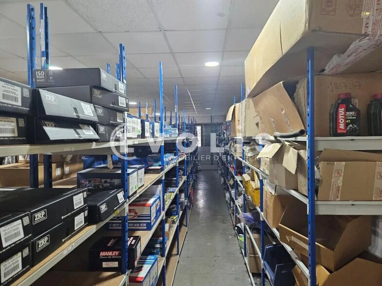 Light Industrial in Les Ulis to rent - Interior Photo - Image 3 of 11