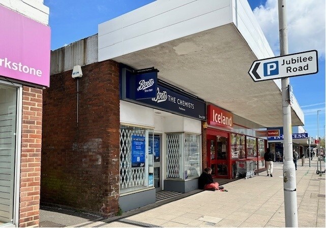 364 Ashley Rd, Poole to rent - Building Photo - Image 2 of 8