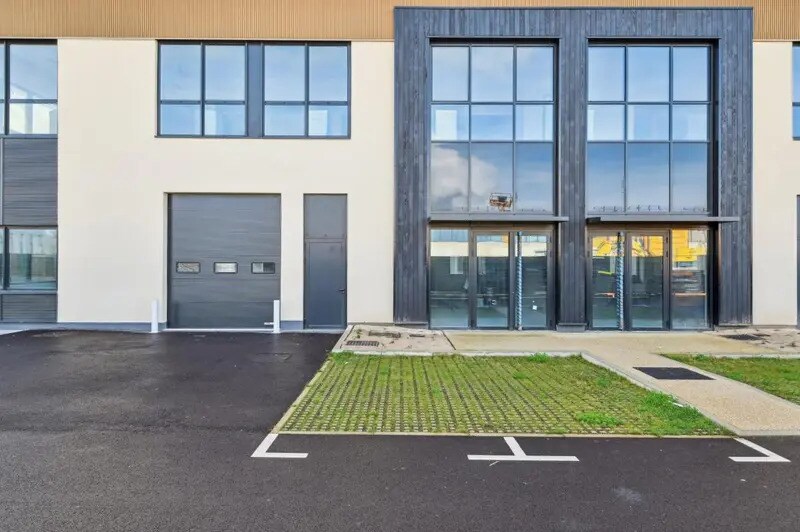 Industrial in Nanterre to rent - Building Photo - Image 2 of 59