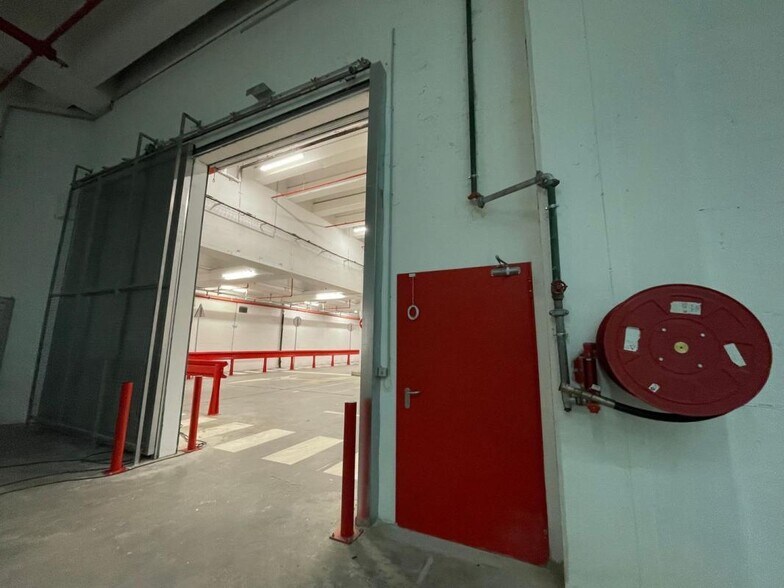 Industrial in Paris to rent - Interior Photo - Image 3 of 6