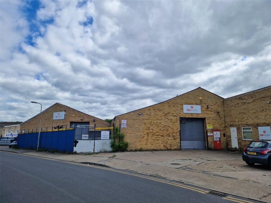 2 Driberg Way, Braintree to rent Building Photo- Image 1 of 16