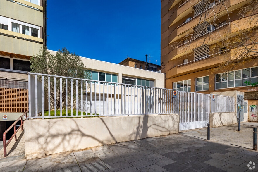 Office in Barcelona, Barcelona to rent - Building Photo - Image 3 of 6