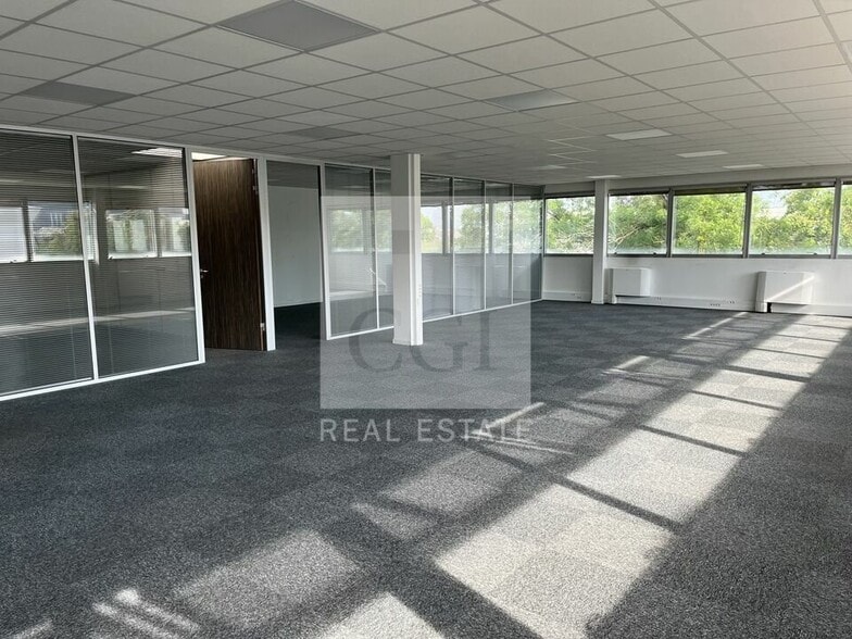 5 Rue Edison, Bron to rent - Interior Photo - Image 3 of 9