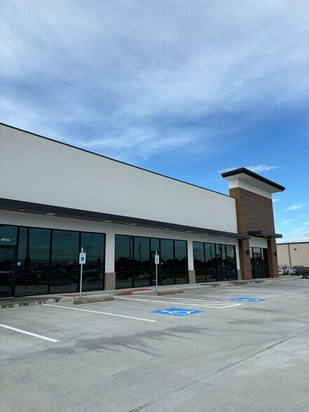 13437 W Bellfort Ave, Sugar Land, TX for rent - Building Photo - Image 3 of 7