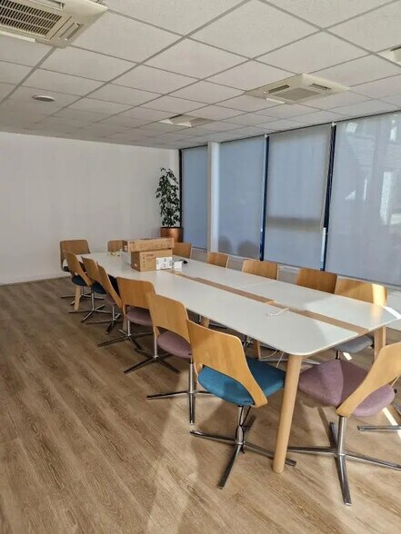 Office in SAINT-OUEN-L'AUMONE to rent - Building Photo - Image 3 of 11